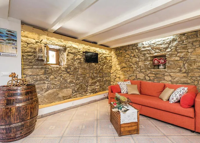 Ferienhaus Stunning Home In Jurdani With Wifi