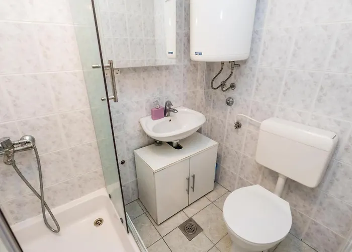 Stunning Home In Jurdani With Wifi Jurdani