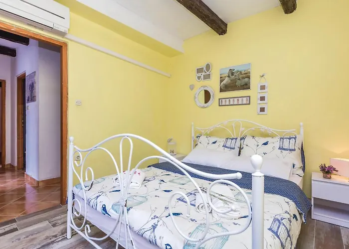 Ferienhaus Stunning Home In Jurdani With Wifi *
