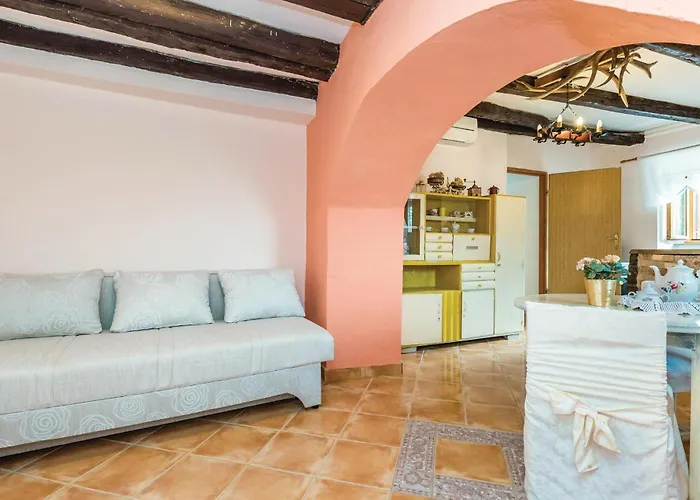 Ferienhaus Stunning Home In Jurdani With Wifi