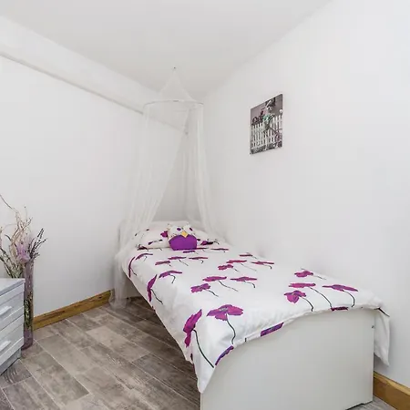 Pet Friendly Home In Jurdani Ferienhaus
